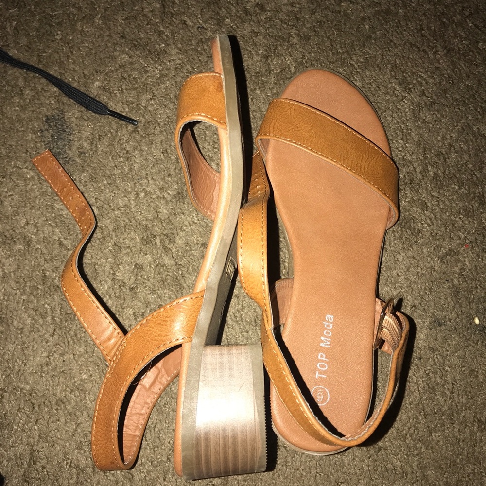 Sandals with little heel